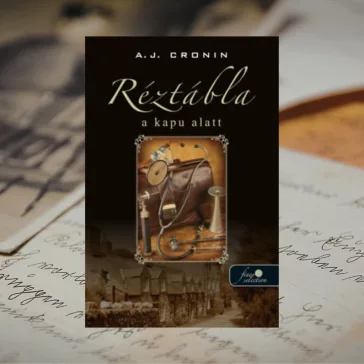 Réztábla a kapu alatt