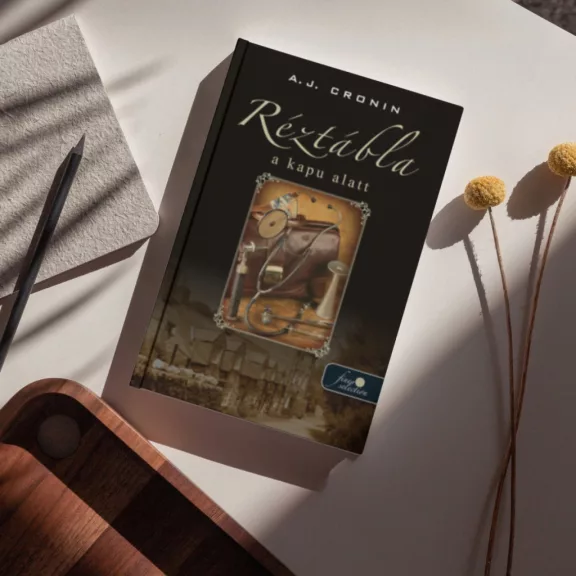 Réztábla a kapu alatt